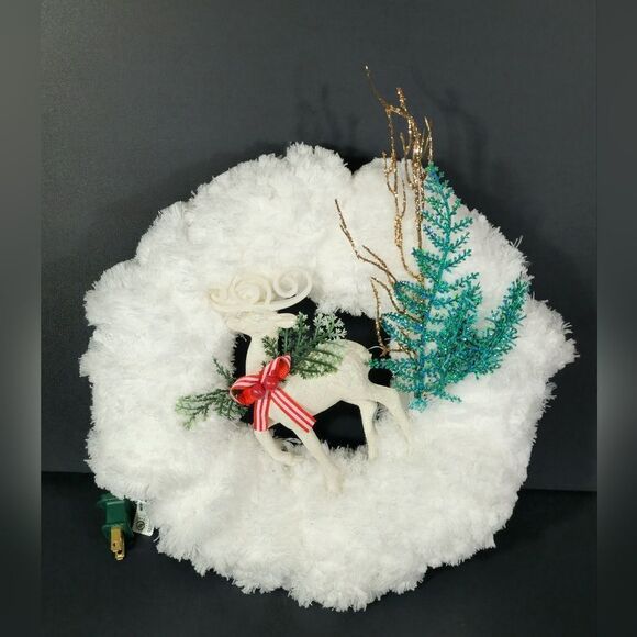 Lighted Faux fur deer Christmas wreath - Picture 2 of 9